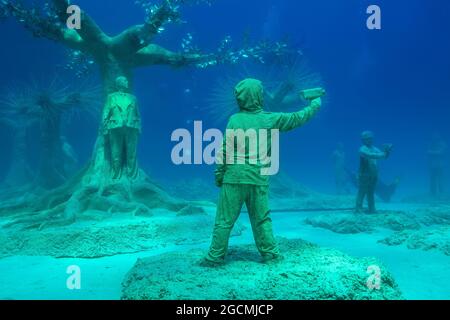 Museum der Unterwasserskulptur Ayia Napa (MUSAN). Kunstwerk Bildhauer Jason deCaires Taylor. Mittelmeer, Ayia Napa, Zypern. Am 31. Juli 2021 wurde das Museum für Unterwasserskulptur Ayia Napa (MUSAN) eröffnet. Stockfoto