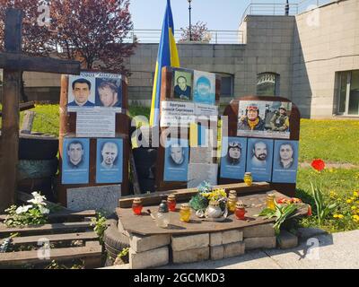 Kiew, Ukraine-29. April 2018: Fotos der Opfer der Proteste auf Maidan Nezalezhnosti in Kiew, Ukraine. Denkmal auf der Heroyiv Nebesnoyi Sotni Allee. U Stockfoto