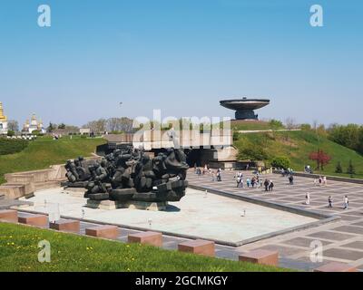 Kiew, Ukraine-29. April 2018: Das Denkmal „Durchquerung des Dneprs“ in der Nähe des Mutterlanddenkmals in Kiew, Ukraine: Menschen wandern im Park und t Stockfoto