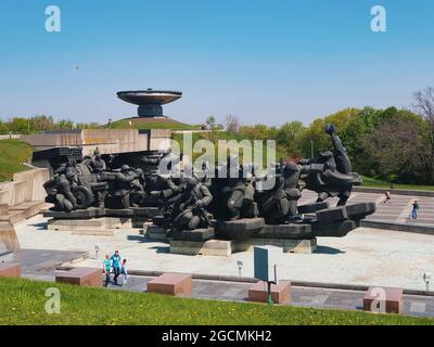 Kiew, Ukraine-29. April 2018: Das Denkmal „Durchquerung des Dneprs“ in der Nähe des Mutterlanddenkmals in Kiew, Ukraine: Menschen wandern im Park und t Stockfoto