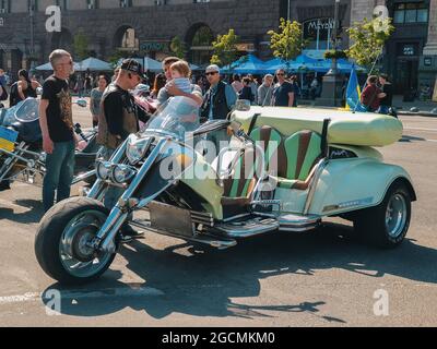 Kiew, Ukraine-29. April 2018: Gruppe von Menschen neugierig Blick auf und erleben geparkte spektakuläre Dreirad-Motorrad auf Kreschatik Straße i Stockfoto