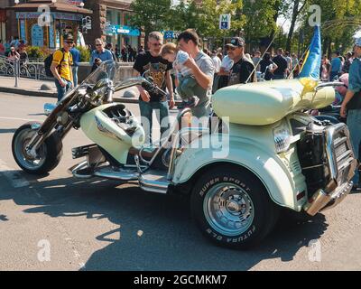 Kiew, Ukraine-29. April 2018: Gruppe von Menschen neugierig Blick auf und erleben geparkte spektakuläre Dreirad-Motorrad auf Kreschatik Straße in Stockfoto