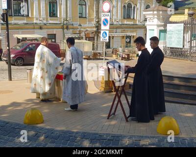 Kiew, Ukraine-29. April 2018: Kleriker, die sich vor dem Ritual in Kiew, Ukraine, außerhalb der Kirche vorbereiten. ΙϹ ΧϹ HIKA, traditionelle Abkürzung Stockfoto
