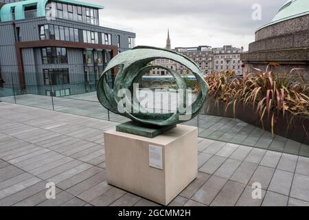 Die Dachterrasse der Aberdeen Art Gallery mit ovaler Form - Trezion von Dame Barbara Hepworth. Bronze, 1962-1963. Stockfoto