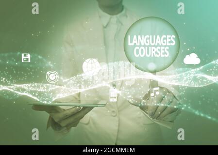 Handschriftentext Sprachkurse. Business-Konzept Satz von Klassen oder einen Studienplan über eine Fremdsprache Lady in Uniform Holding Tablet in der Hand Stockfoto