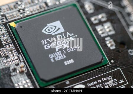 Timisoara, Rumänien - 30. März 2020: Nahaufnahme eines NVIDIA GeForce FX 5200 Grafikprozessors. Elektronische Komponenten Stockfoto