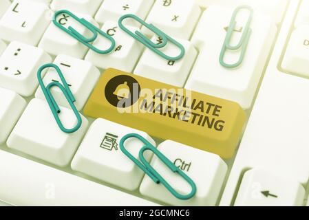 Schreiben mit Text Affiliate Marketing. Business-Ansatz Entschädigung für Drittanbieter-Verlage zu generieren führt Schreiben interessant Online Stockfoto