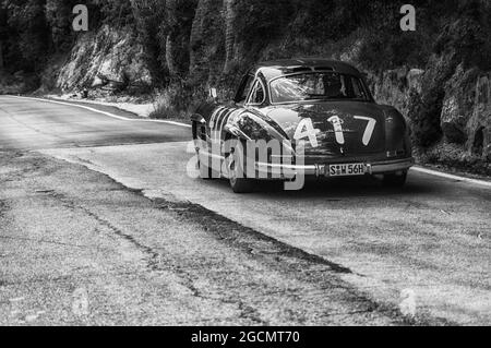 GOLA DEL FURLO, ITALIEN - 26. Mai 2017: Blick auf einen Mercedes-Benz 300 SL Oldtimer in Furlo, Italien Stockfoto