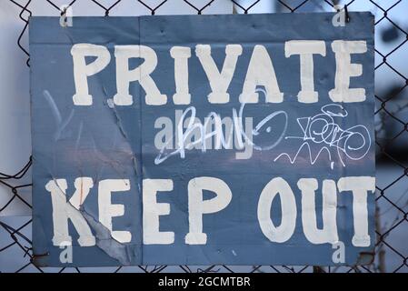 Private Keep-Out-Schilder am Drahtzaun Stockfoto