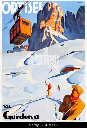 Italien-Reiseplakat (ca. 1935). Poster „St. Ulrich, Gröden“, Künstler Erwin Merlet (1886-1939). Ein sonniger Tag in St. Ulrich und ein Kabinenlift darüber. Stockfoto