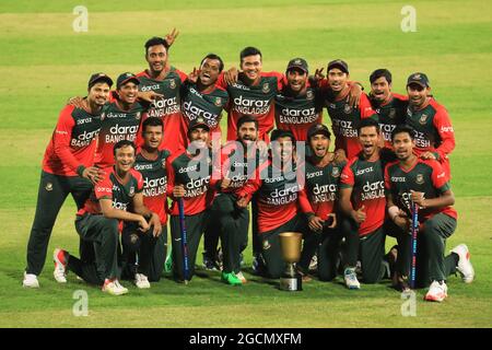 Dhaka, Bangladesch. August 2021. Team Bangladesh Pose für Fotos mit der T20 Trophy während der T20-Serie zwischen dem Australia Cricket Team und Bangladesch im Sher e Bangla National Cricket Stadium. Bangladesh T20 Cricket-Serie gewinnt gegen Australien Credit: SOPA Images Limited/Alamy Live News Stockfoto