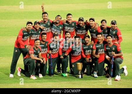 Dhaka, Bangladesch. August 2021. Team Bangladesh Pose für Fotos mit der T20 Trophy während der T20-Serie zwischen dem Australia Cricket Team und Bangladesch im Sher e Bangla National Cricket Stadium. Bangladesh T20 Cricket-Serie gewinnt gegen Australien Credit: SOPA Images Limited/Alamy Live News Stockfoto