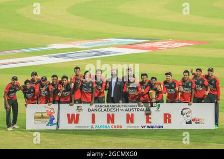 Dhaka, Bangladesch. August 2021. Team Bangladesh Pose für Fotos mit der T20 Trophy während der T20-Serie zwischen dem Australia Cricket Team und Bangladesch im Sher e Bangla National Cricket Stadium. Bangladesh T20 Cricket-Serie gewinnt gegen Australien. Kredit: SOPA Images Limited/Alamy Live Nachrichten Stockfoto