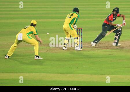 Dhaka, Bangladesch. August 2021. Bangladesh Cricket-Spieler Mahmudullah in Aktion während des 5. T20-Spiels zwischen Australien Cricket-Team und Bangladesch im Sher e Bangla National Cricket Stadium. Bangladesh T20 Cricket-Serie gewinnt gegen Australien. Kredit: SOPA Images Limited/Alamy Live Nachrichten Stockfoto