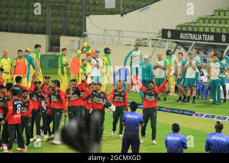 Dhaka, Bangladesch. August 2021. Team Bangladesh T20-Seriensieg feiert während der T20-Serie zwischen dem australischen Cricket-Team und Bangladesch im Sher e Bangla National Cricket Stadium Bangladesh T20-Cricket-Seriensieg gegen Australien Credit: SOPA Images Limited/Alamy Live News Stockfoto