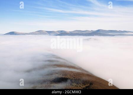 Blick auf Helvellyn von Sleet Hause auf Causey Pike, im englischen Lake District Stockfoto