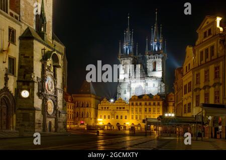 Altstädter Ring (Staroměstské náměstí) und die Astronomische Uhr (orloj) in Prag bei Nacht Stockfoto
