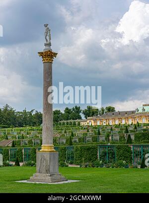 Historische Büsten Und Skulpturen Im Schlosspark Sanssouci In Potsdam Stockfoto