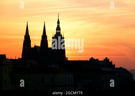 St.-Veits-Kathedrale in Prag kurz vor Sonnenaufgang Stockfoto