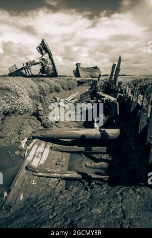 Alte verfaulende Rumpf von Fischerbooten auf Grund im Schlamm Stockfoto