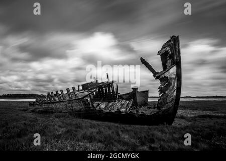 Verrottet Fischerboot am Ufer abgelegt lange Exposition schwarz und weiß Stockfoto