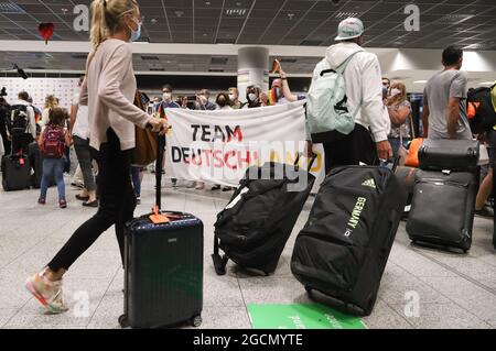 09. August 2021, Hessen, Frankfurt/Main: Olympiateilnehmer und Team Deutschland werden nach ihrer Ankunft am Flughafen Frankfurt/Main von Angehörigen begrüßt. Foto: Friso Gentsch/dpa Stockfoto