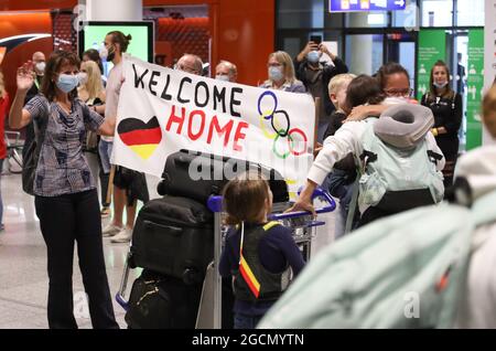 09. August 2021, Hessen, Frankfurt/Main: Olympiateilnehmer und Team Deutschland werden nach ihrer Ankunft am Flughafen Frankfurt/Main von Angehörigen begrüßt. Foto: Friso Gentsch/dpa Stockfoto