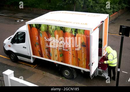 London, Großbritannien. August 2021. Ein Sainsbury's Lieferfahrer bereitet sich darauf vor, einen Auftrag an einen Kunden in London zu liefern. Kredit: SOPA Images Limited/Alamy Live Nachrichten Stockfoto