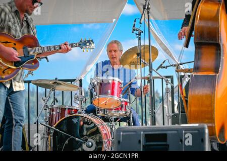 Schlagzeuger Chris Nordquist spielt mit Paul Pigat, Harmony Arts Festival, West Vancouver, British Columbia, Kanada Stockfoto