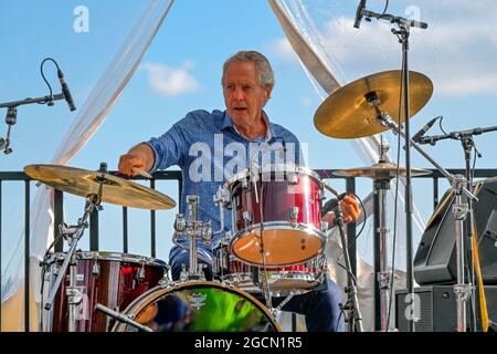 Schlagzeuger Chris Nordquist spielt mit Paul Pigat, Harmony Arts Festival, West Vancouver, British Columbia, Kanada Stockfoto