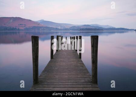 Ashness Jetty auf Derwent Wasser bei Sonnenaufgang im englischen Lake District, Großbritannien Stockfoto