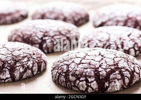 Charge von Schokolade crinkle Cookies auf einem Pergamentpapier. Stockfoto