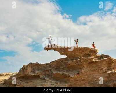 Almería, Andalusien, Spanien - 12. August 2020. Strand Los Escullos im Naturpark Cabo de Gata, Nijar Stockfoto