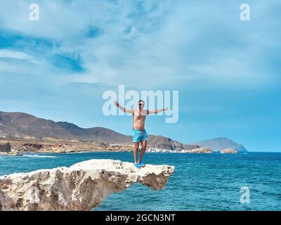 Almería, Andalusien, Spanien - 12. August 2020. Strand Los Escullos im Naturpark Cabo de Gata, Nijar Stockfoto