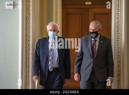 Washington, Usa. August 2021. Der Mehrheitsführer des Senats, Chuck Schumer, D-N.Y., verlässt sein Amt mit dem Vorsitzenden des Haushaltsausschusses, Senator Bernie Sanders, D-V., am letzten Tag der Debatte über das Infrastrukturgesetz im US-Kapitol in Washington, DC, am Montag, dem 9. August 2021. Foto von Bonnie Cash/UPI Credit: UPI/Alamy Live News Stockfoto