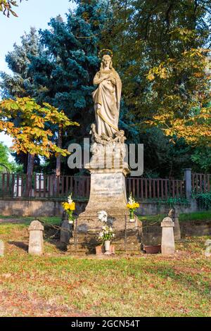 Fogadalmi Maria szobor (Statue der Jungfrau Maria), errichtet 1903, Sarvar Hegykozseg, Ungarn Stockfoto