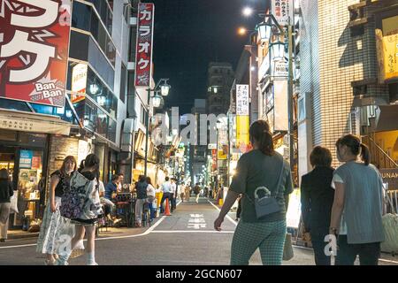 Tokio, Japan. August 2021. Trotz des Ausnahmezustands am 5. August 2021 gehen immer noch Menschen in Shinjuku, Tokio, Japan, aus. Covid-19-Fälle nehmen in Tokio, Japan, weiter zu. (Foto von Mihoko Owada/Sipa USA) Quelle: SIPA USA/Alamy Live News Stockfoto