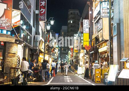 Tokio, Japan. August 2021. Trotz des Ausnahmezustands am 5. August 2021 gehen immer noch Menschen in Shinjuku, Tokio, Japan, aus. Covid-19-Fälle nehmen in Tokio, Japan, weiter zu. (Foto von Mihoko Owada/Sipa USA) Quelle: SIPA USA/Alamy Live News Stockfoto