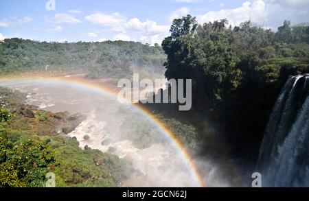 Regenbogen über den Iguazu Fällen, Misiones, Argentinien Stockfoto