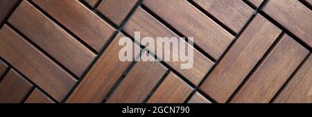 Braune Holzdeckenfliesen. Bodenbeläge für Wohnungen und Häuser Stockfoto