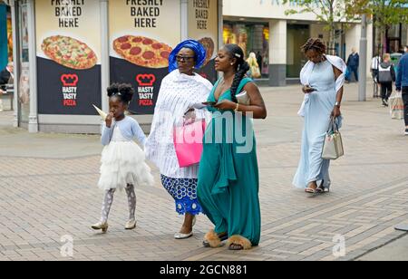 Schwarze Frauen mit einem kleinen Kind in Rüschenkleid Stockfoto
