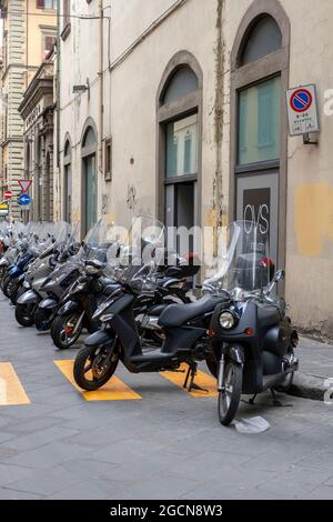 Florenz, Italien - 10. Mai 2010: Scooers in einer Reihe in Florenz, Italien. Stockfoto