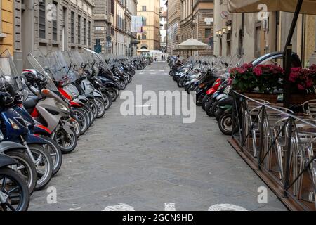 Florenz, Italien - 10. Mai 2010: Scooers in einer Reihe in Florenz, Italien. Stockfoto