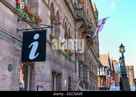 Chester, Cheshire, England - Juli 2021: Schild vor dem Touristeninformationszentrum im Rathaus im Stadtzentrum Stockfoto