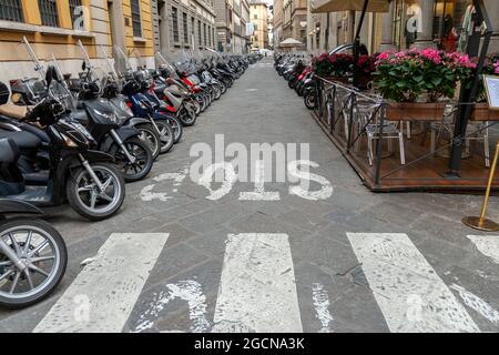 Florenz, Italien - 10. Mai 2010: Scooers in einer Reihe in Florenz, Italien. Stockfoto