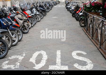 Florenz, Italien - 10. Mai 2010: Scooers in einer Reihe in Florenz, Italien. Stockfoto