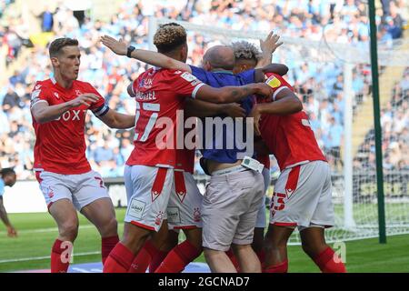 COVENTRY, GROSSBRITANNIEN. 8. AUGUST das Spielticket des Waldunterstützers fällt ihm aus der Tasche, als er auf dem Spielfeld mit den Spielern feiert, nachdem Lyle Taylor während des Sky Bet Championship-Spiels zwischen Coventry City und Nottingham Forest in der Ricoh Arena, Coventry, am Sonntag, 8. August 2021 ein Tor erzielte. (Kredit: Jon Hobley | MI News) Kredit: MI Nachrichten & Sport /Alamy Live News Stockfoto