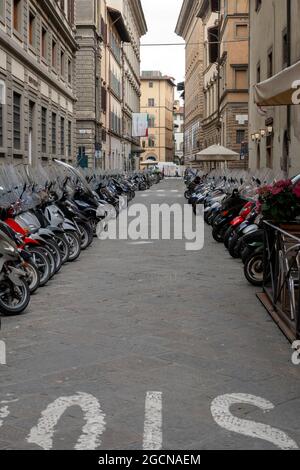 Florenz, Italien - 10. Mai 2010: Scooers in einer Reihe in Florenz, Italien. Stockfoto