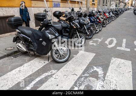 Florenz, Italien - 10. Mai 2010: Scooers in einer Reihe in Florenz, Italien. Stockfoto