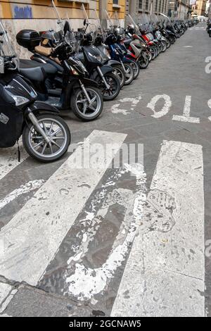 Florenz, Italien - 10. Mai 2010: Scooers in einer Reihe in Florenz, Italien. Stockfoto